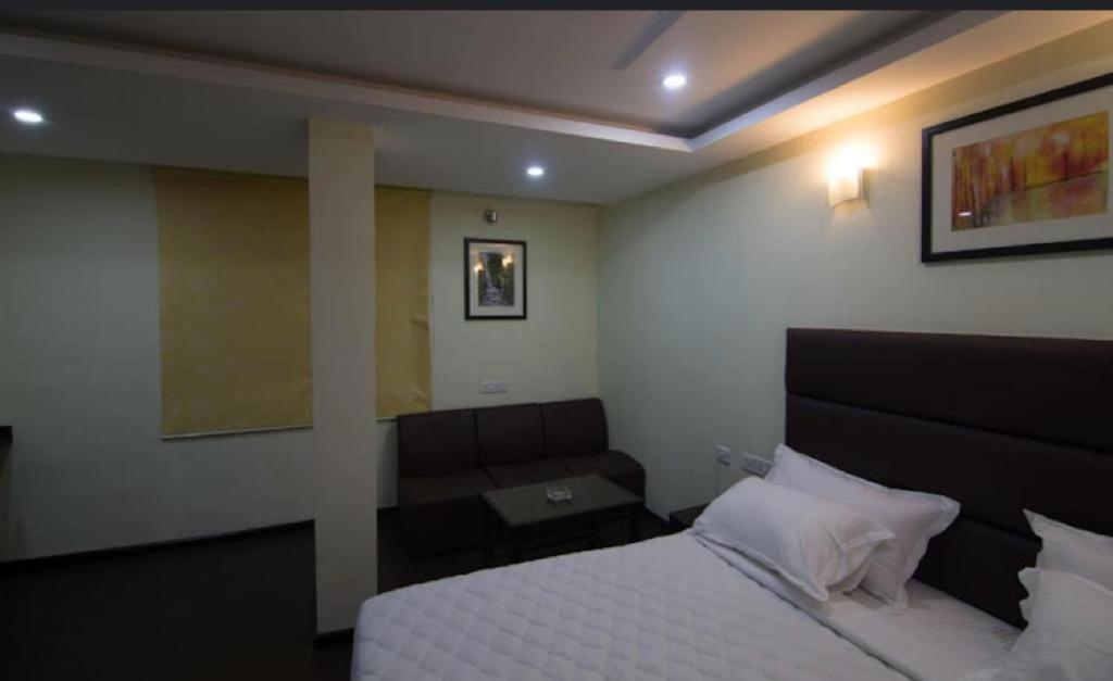 Ample Yard Hotel Chennai Esterno foto