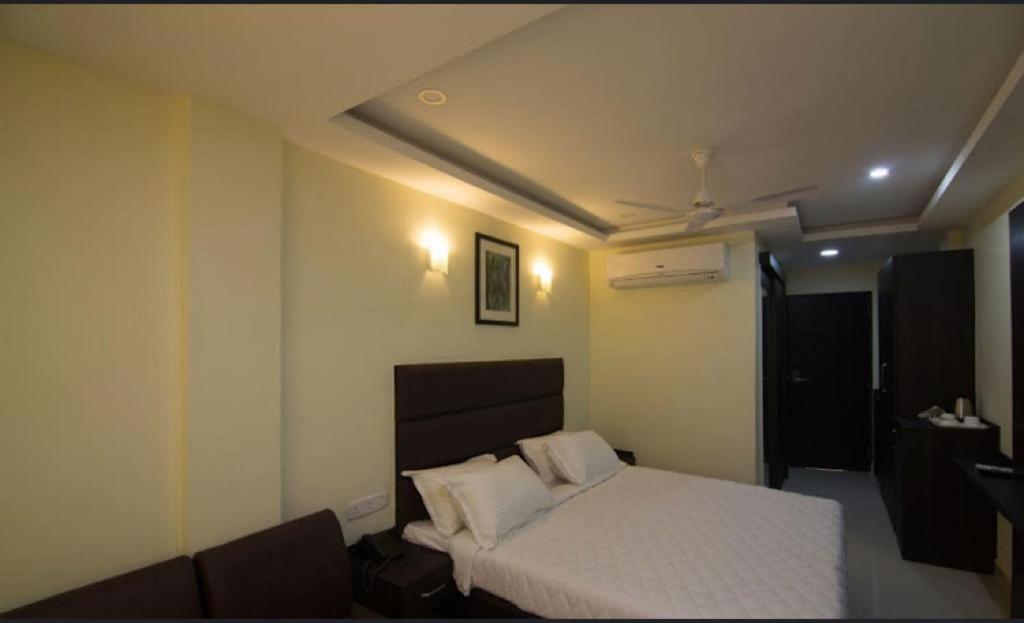 Ample Yard Hotel Chennai Esterno foto