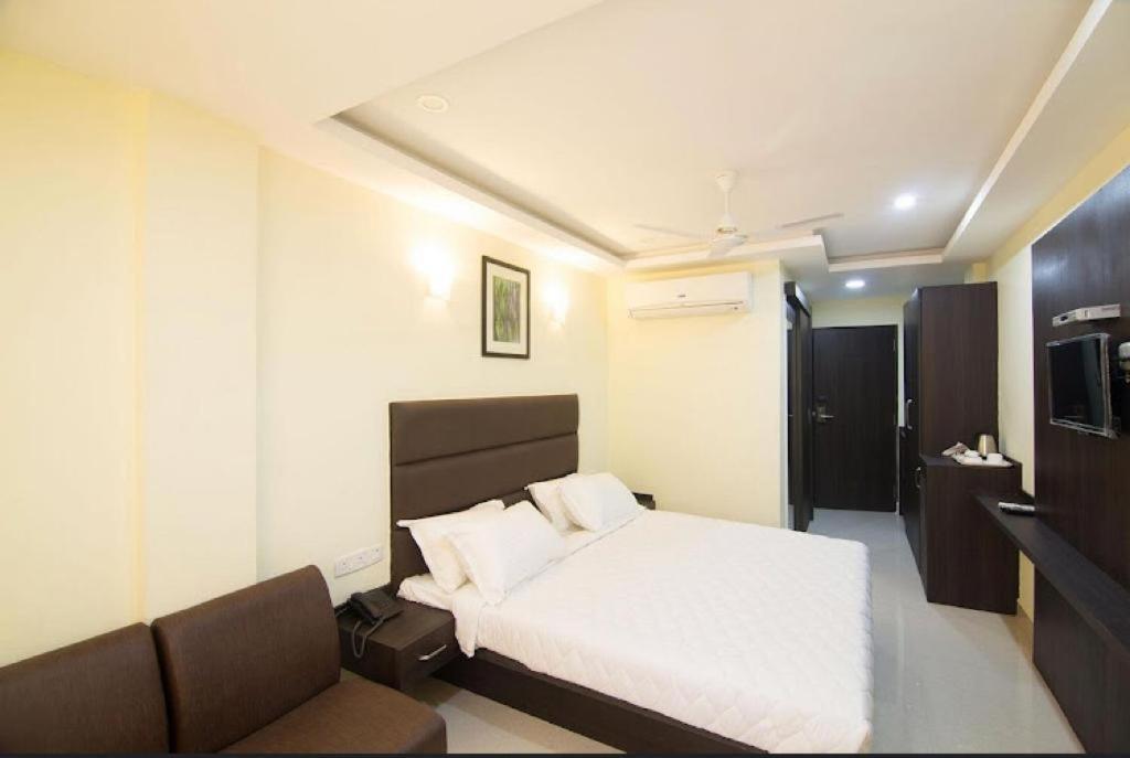 Ample Yard Hotel Chennai Esterno foto