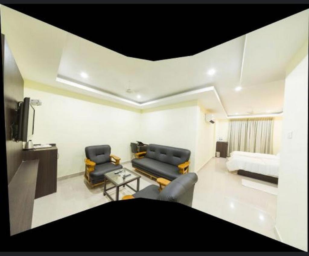 Ample Yard Hotel Chennai Esterno foto