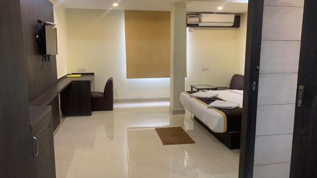 Ample Yard Hotel Chennai Esterno foto